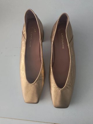 Zapatos dorados tacón cuadrado