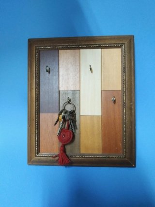 Colgador de llaves de madera y metal