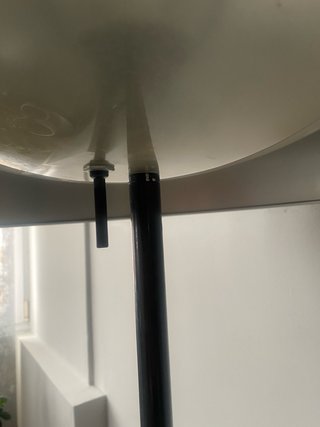 Lámpara de pie negra metálica
