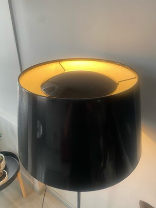 Lámpara de pie negra metálica