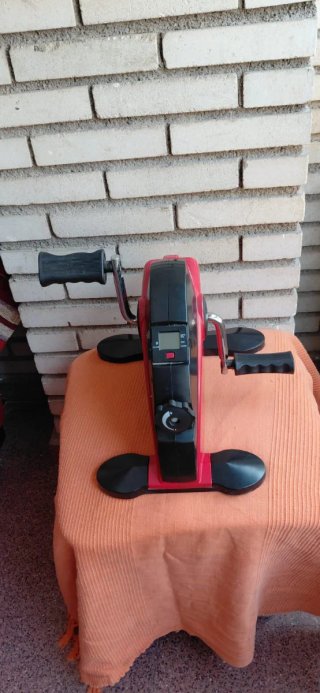 Bicicleta estática para pedaleo sentado