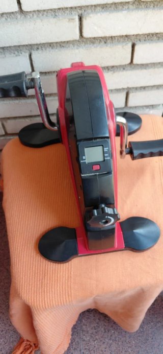 Bicicleta estática para pedaleo sentado