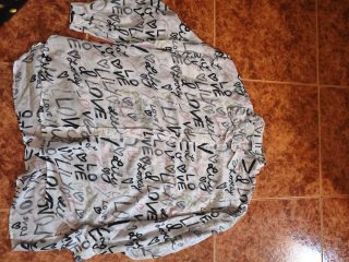 Camiseta blanca y negra con estampado de letras