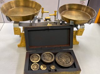 BÁSCULA BALANZA ANTIGUA + PESOS
