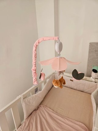 Móvil de cuna con peluches y musica
