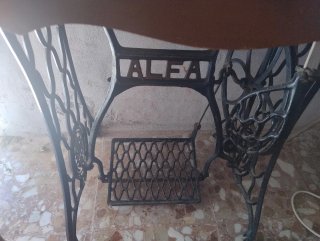 Máquina de coser antigua ALFA. Funcionando.