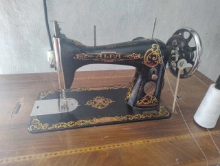 Máquina de coser antigua ALFA. Funcionando.