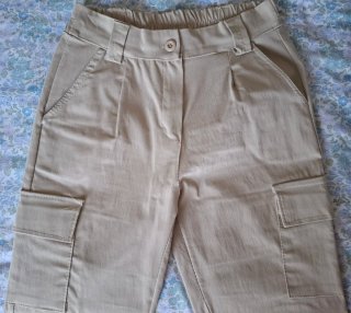 Pantalón cargo beige
