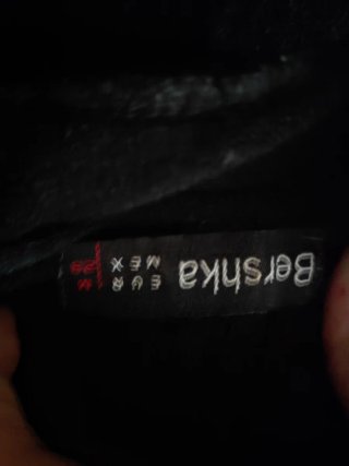 Jersey negro cuello alto y sin mangas Bershka TM