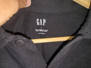 Polo Gap Negro Talla L , Axila 60. /  Largo 70