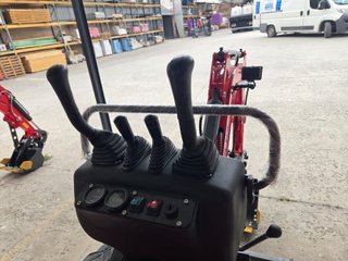 Mini excavadora SM 12 (1200 kg)