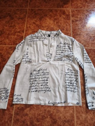 Camisa blanca con estampado de letras