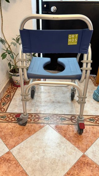 Silla de ducha azul y plateada