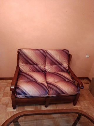 Sofá de madera marrón y multicolor
