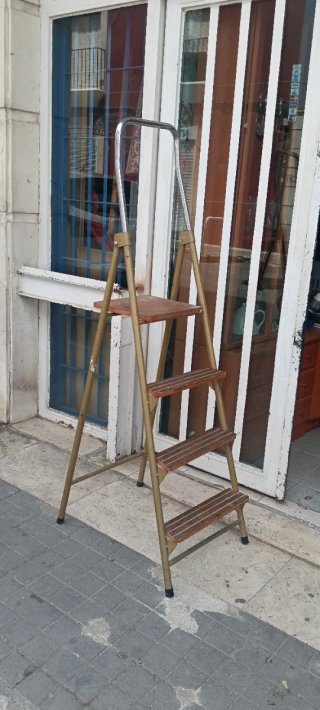 Escalera antigua de madera y metal