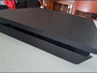Play S4 Slim 2018  500GB con mando