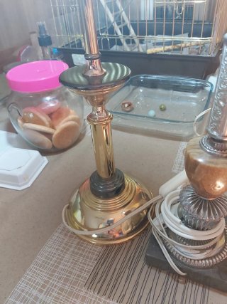 Lámparas de mesa doradas y plateadas