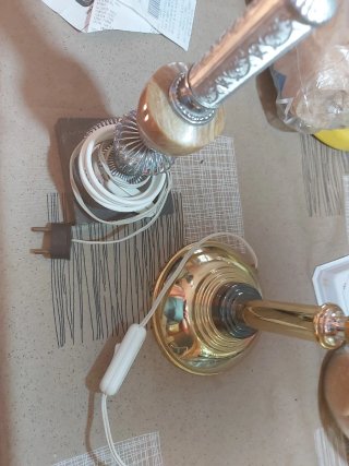 Lámparas de mesa doradas y plateadas