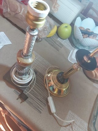 Lámparas de mesa doradas y plateadas