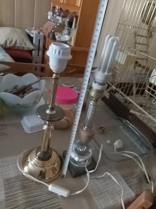 Lámparas de mesa doradas y plateadas