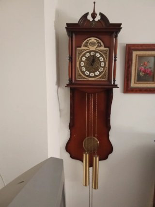 Reloj de pesas de madera