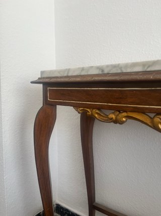 Recibidor de madera y mármol con detalles dorados