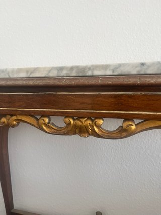 Recibidor de madera y mármol con detalles dorados