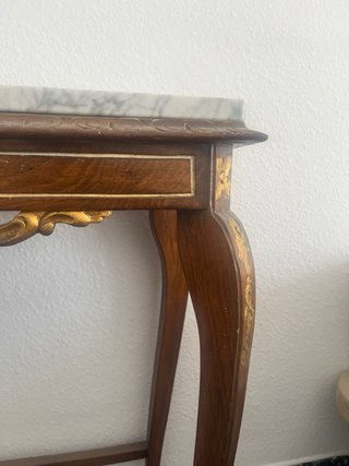 Recibidor de madera y mármol con detalles dorados