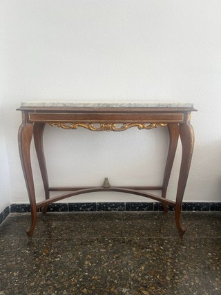 Recibidor de madera y mármol con detalles dorados