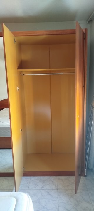 Armario grande de madera y cristal