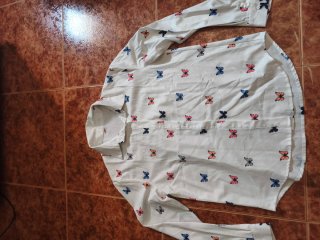 Camisa blanca con estampado de mariposas