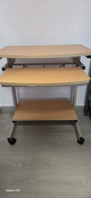 Escritorio compacto con ruedas