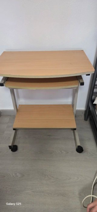 Scrivania compatta con ruote