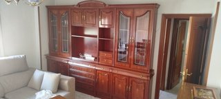 Mueble de salón de madera y cristal