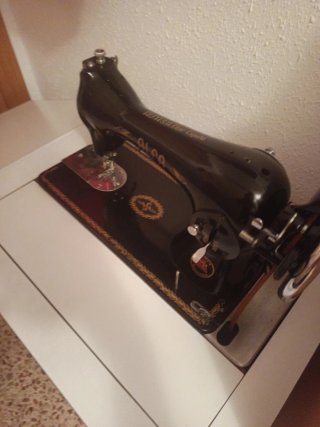 Máquina de coser Alfa antigua