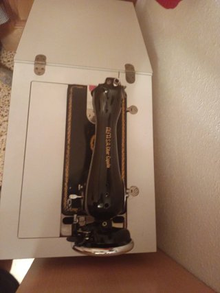 Máquina de coser Alfa antigua