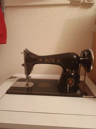 Máquina de coser Alfa antigua