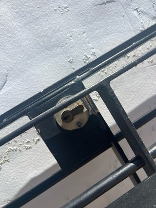 Reja de seguridad metálica con cerradura. Sin marc