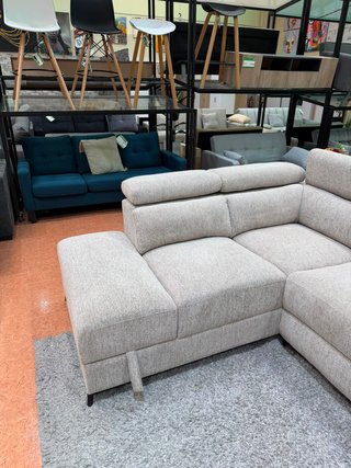 Sofá cama reclinable beige con arcón