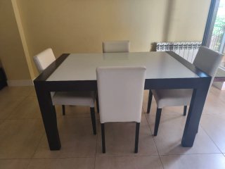 Mesa de comedor con 4 sillas