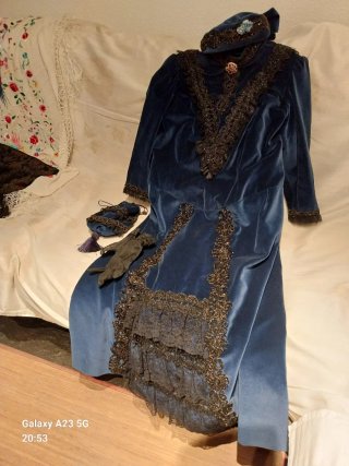Traje antiguo azul y negro con azabache