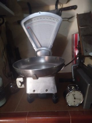 Balanza antigua de cocina metálica