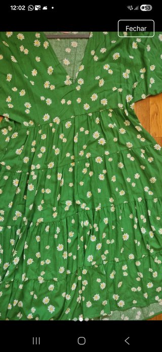 Vestido de verão verde com malmequeres