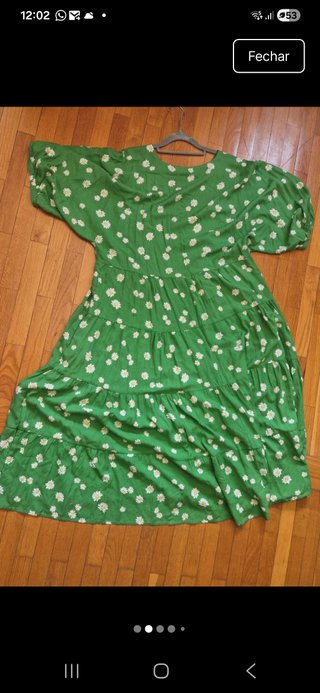 Vestido de verão verde com malmequeres