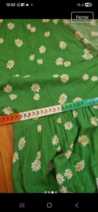 Vestido de verão verde com malmequeres