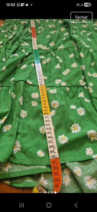 Vestido de verão verde com malmequeres