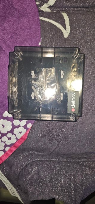 Caja de plástico transparente y negra detnov