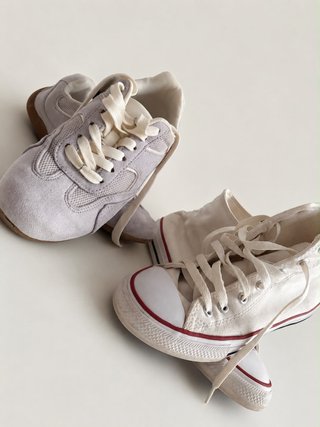 Zapatos grises y blancos
