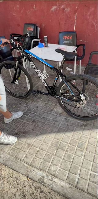 Bicicleta de montaña negra y azul