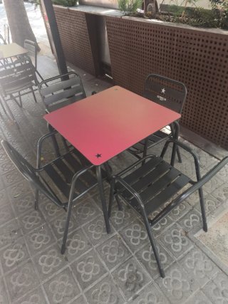Tavolo quadrato rosso per terrazza